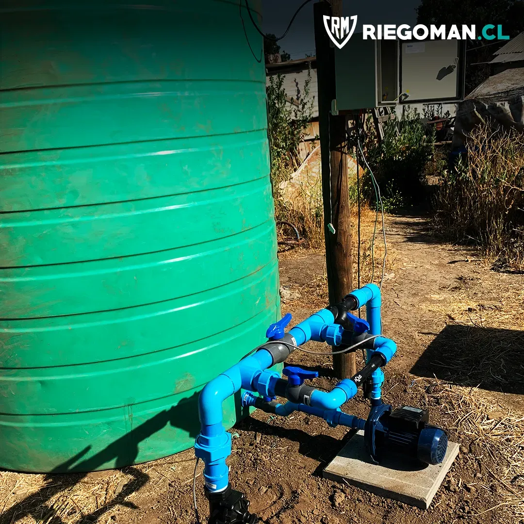 Estanque de agua con bomba centrífuga, tuberías de PVC y tablero eléctrico instalados por RiegoMan en una parcela